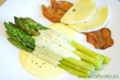 boiled_asparagus Отварная спаржа с голландским соусом.