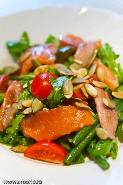 Салат с копченой рыбой. фото smoked fish salad Салат с копченой рыбой.