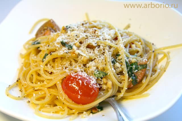 spaghetti cherry Спагетти с черри, базиликом и кедровыми орешками.