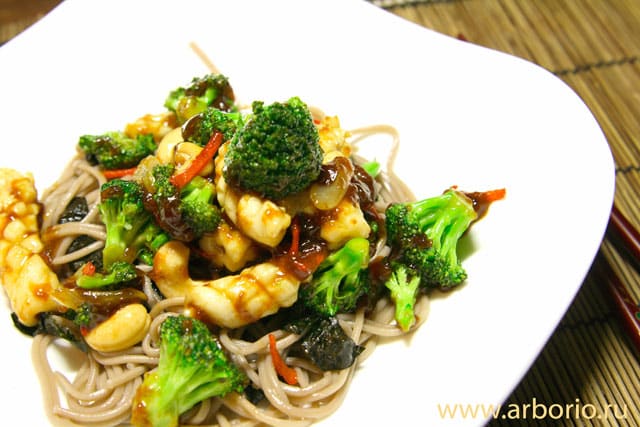 squid broccoli stir fry Кальмары, обжаренные с брокколи.