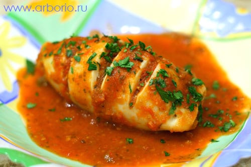 stuffed_squid Фаршированный кальмар в томатном соусе.