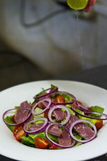 Салат из утиной грудки с ежевикой - фото