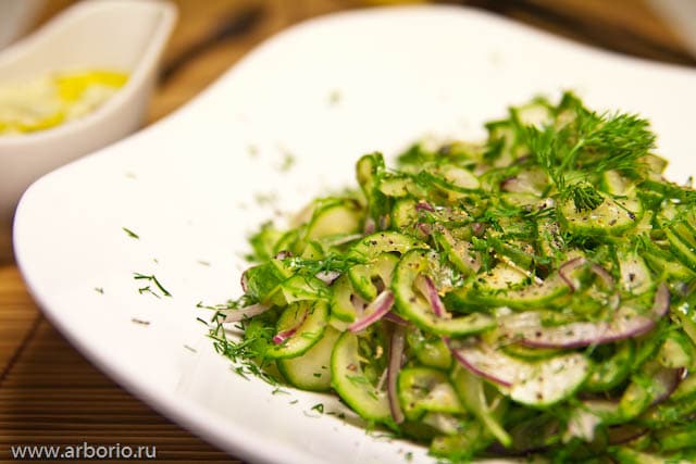 Салат из свежих огурцов - фото