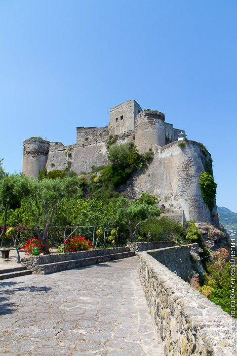 Арагонский замок - Искья Понте, Италия фото