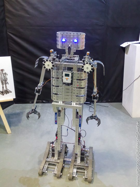 Бал роботов: скучно, тесно, мало фото