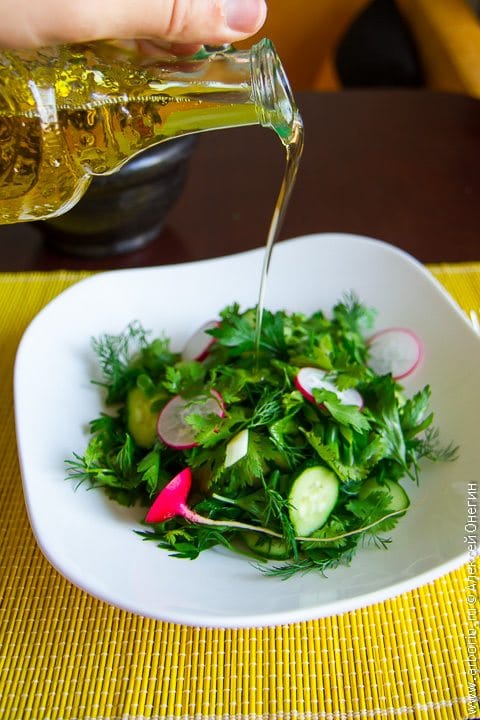 Летний салат из зелени - фото