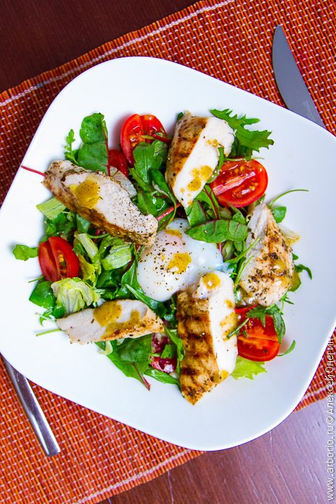 Фото к рецепту Теплый салат с курицей и яйцом пашот Теплый салат с курицей и яйцом пашот - фото