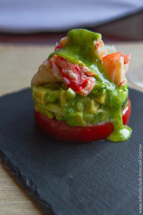 Салат с крабом и авокадо - фото
