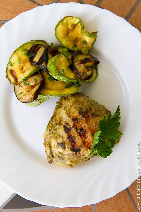 Фото к рецепту Курица с лимоном и травами Курица с лимоном и травами - фото