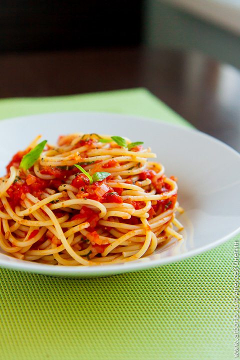 Спагетти с соусом из свежих помидоров - фото